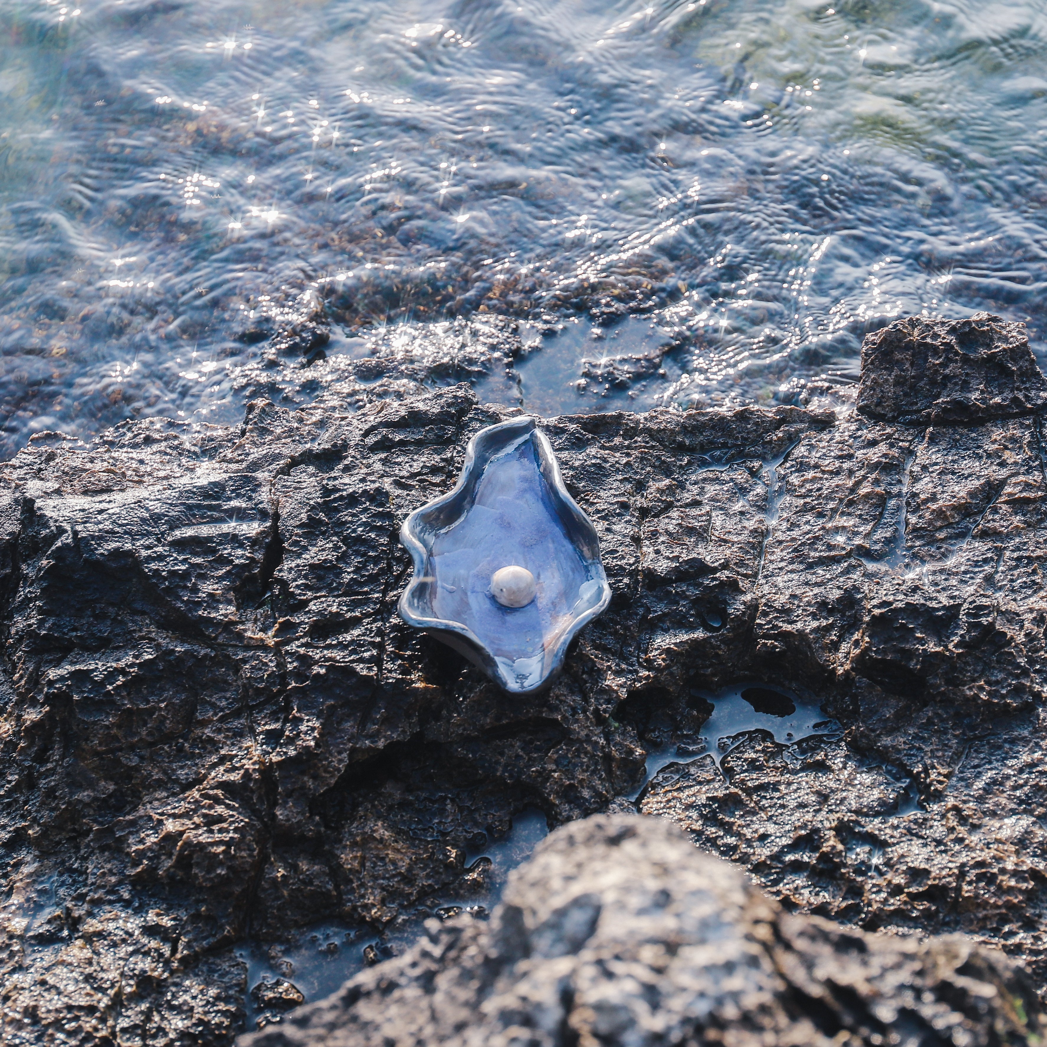 Platinum & Blue Oyster Trinket Tray (Black clay)