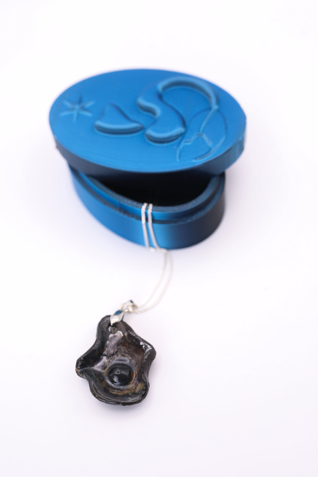 Black Oyster Ceramic Necklace (Black Clay)