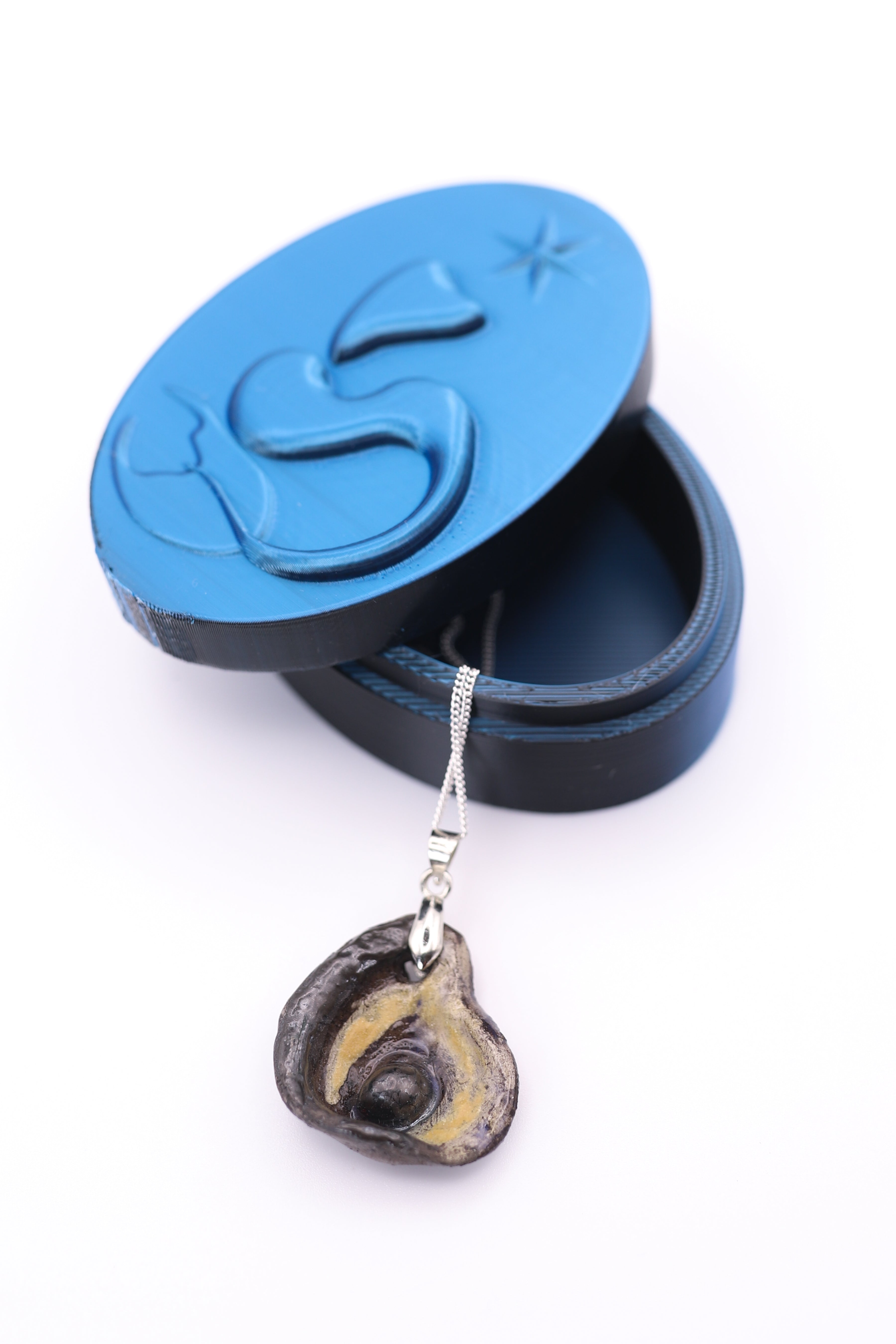 Sand Oyster Ceramic Necklace (Black Clay)