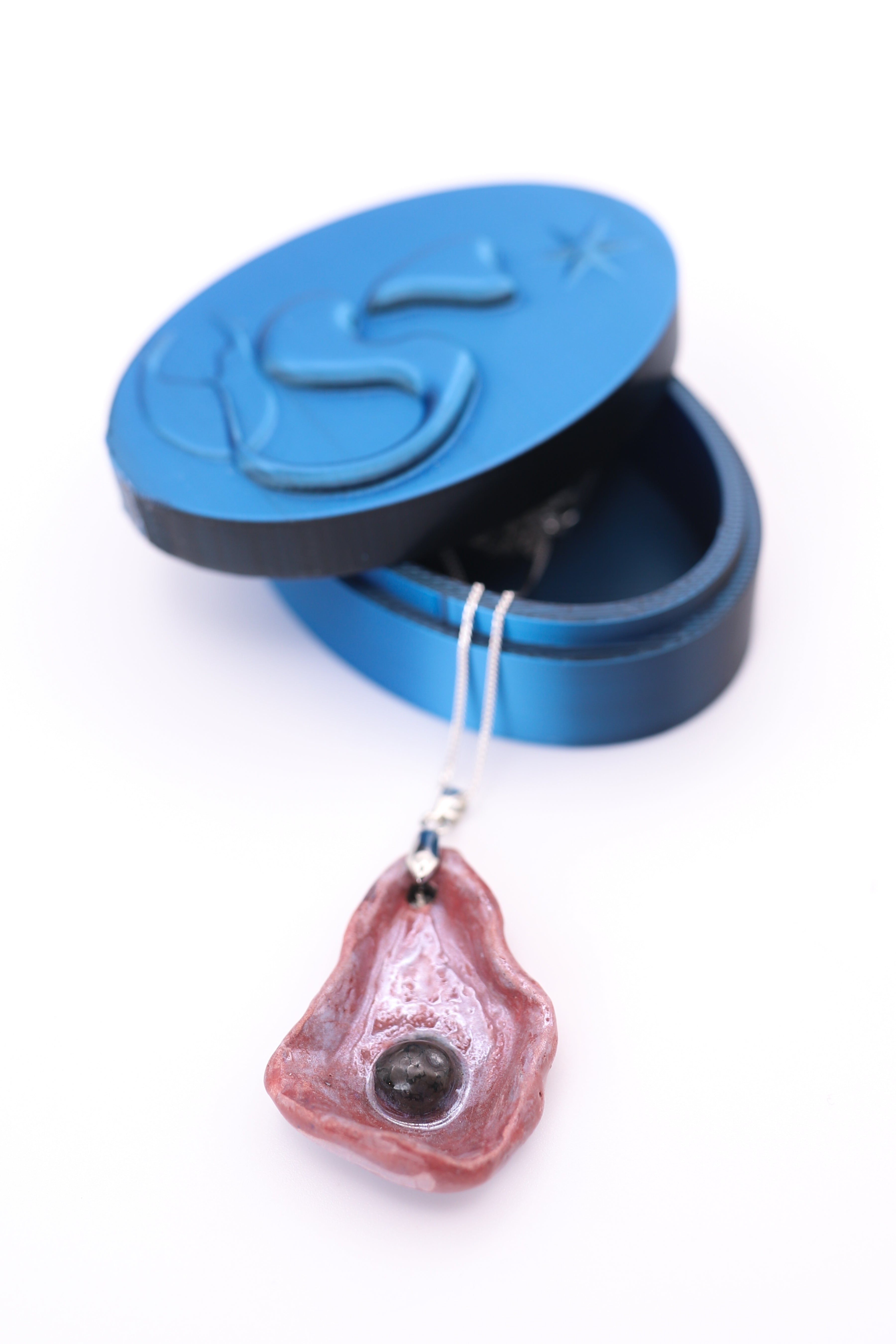 Maroon Oyster Ceramic Necklace (Black Clay)